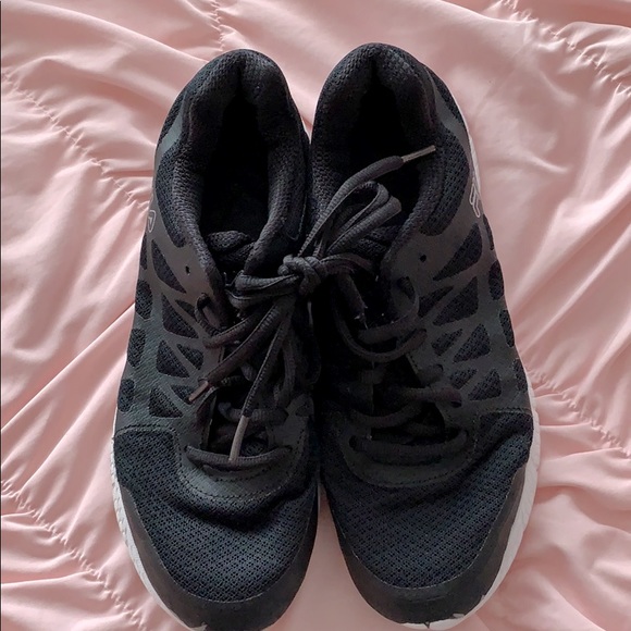 fila tennis shoes black